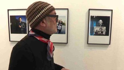 Le photographe Jean-Christophe Polien face au portrait qu'il a réalisé du chanteur Philippe Katerine. (FRANCE 3 BOURGOGNE)