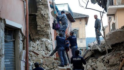 La police italienne aide les habitants à s'échapper des décombres à Amatrice.&nbsp; (REMO CASILLI / REUTERS / X02874)