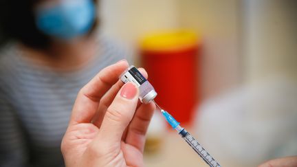 Préparation du vaccin de Pfizer-BioNTech contre le Covid-19, à&nbsp;Petah Tikva, en&nbsp;Israël, le 20&nbsp;décembre 2020. (NIR KEIDAR / ANADOLU AGENCY / AFP)