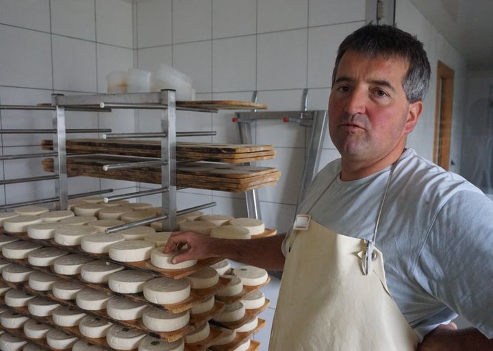 Yann montre les fromages au lait cru stockés au rez-de-chaussée de son chalet d'alpage, le 20 octobre 2015, au Grand-Bornand (Haute-Savoie).&nbsp; (JULIE RASPLUS / FRANCETV INFO)