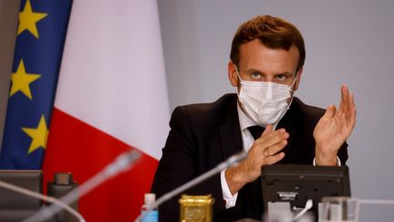 Le président Emmanuel Macron lors d'une visioconférence avec des dirigeants d'entreprises étrangères le 6 novembre 2020 à l'Elysée, à Paris. (LUDOVIC MARIN / AFP)