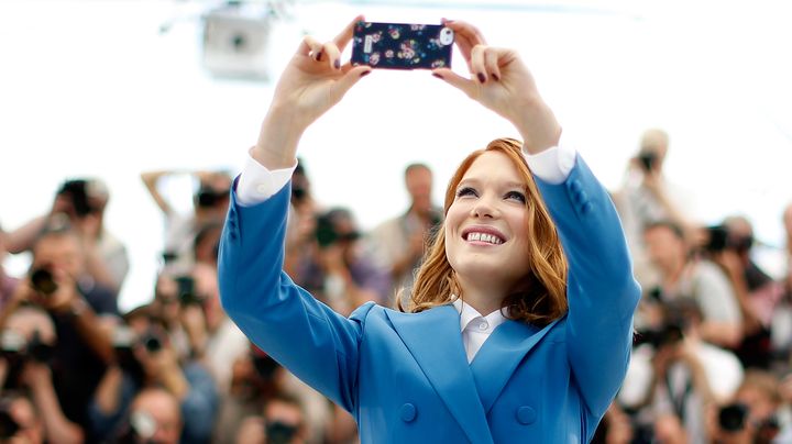 L'actrice L&eacute;a Seydoux pose pour un selfie, le 17 mai 2014,&nbsp;lors de la 67e &eacute;dition du festival de Cannes. (VALERY HACHE / AFP)