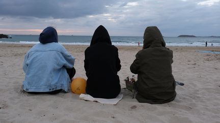 Des vacanciers emmitouflés sur la plage de Dinard (Ille-et-Vilaine), le 28 juillet 2021. (BASTIEN MOIGNOUX / MAXPPP)