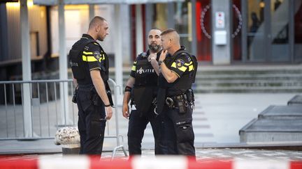 Des policiers sont déployés aux abords d'une salle de concert de Rotterdam, mercredi 23 août 2017, après une alerte "en lien avec une menace terroriste". (ARIE KIEVIT / ANP / AFP)