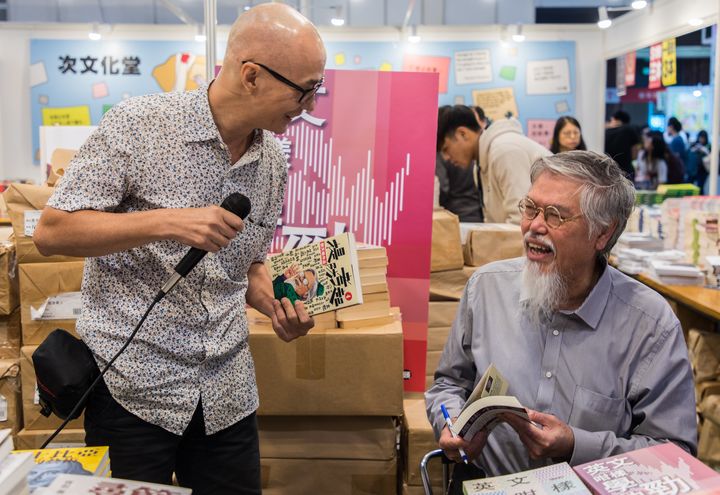 Jimmy Pang et le réalisateur Lau Tin Chi à Hong Kong, le 19 juillet 2019. (ELISE LAMBERT / FRANCEINFO)