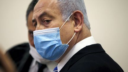 Le Premier ministre israélien Benjamin Netanyahu, portant un masque de protection, dans une salle d'audience du tribunal de district de Jérusalem le 24 mai 2020, lors de la première journée de son procès pour corruption. (RONEN ZVULUN / POOL)