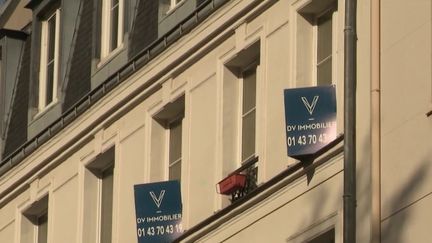 Vendredi 13 mai, alors que les prix de l'immobilier s'envolent dans toute la France, les taux d'intérêt montent eux aussi. Les capacités d'emprunt pourraient donc se réduire. (FRANCE 2)