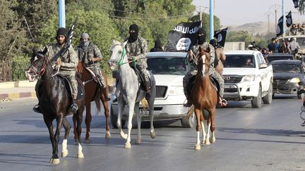 Les combattants de l'Etat islamique paradent dans les rues de Racca (Syrie), le 30 juin 2014. (REUTERS)