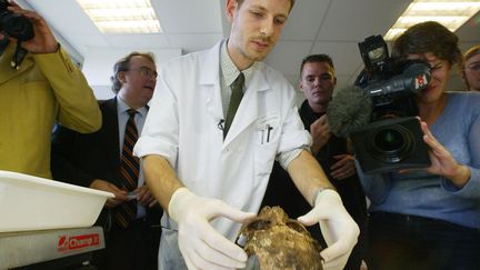 Le pal&eacute;opathologiste Philippe Charlier travaille sur le cr&acirc;ne d'Agn&egrave;s Sorel, ma&icirc;tresse du roi Charles VII, le 29 septembre 2004 &agrave; Lille (Nord). (FRANCOIS LO PRESTI / AFP)