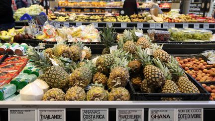 Des ananas dans le&nbsp;rayon d'un supermarché Leclerc de Wintzenheim (VANESSA MEYER / MAXPPP)