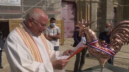 Dans une petite commune de l'Orne, La Ferté-Macé, l'église Notre-Dame, en partie classée en monument historique, est en pleine restauration. Son coq, qui trône fièrement au sommet du clocher, a été changé.&nbsp; (FRANCE 3)