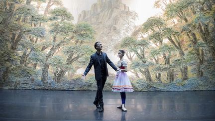 Laurent Hilaire avec une danseuse du ballet Stanislavski, fév 2017
 (Natalia KOLESNIKOVA / AFP)