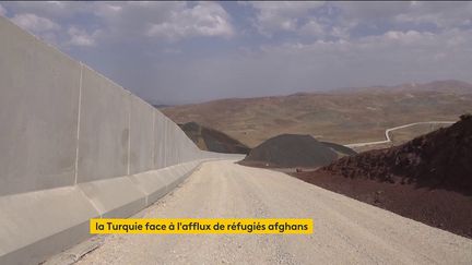 La Turquie construit un mur à sa frontière avec l'Iran (FRANCEINFO)