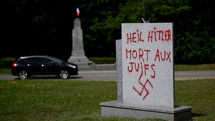 Des tags antisémites ont été découverts le 15 juillet 2023 sur une stèle commémorant la mort de 55 personnes exécutées par les nazis en 1944, à Plœuc-L'Hermitage (Côtes-d'Armor). (DAMIEN MEYER / AFP)