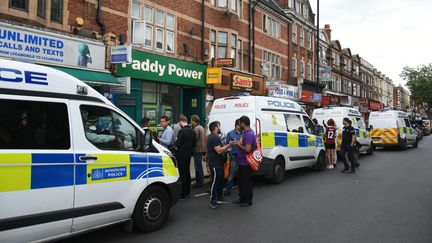 Des policiers britanniques perquisitionnent un appartement du quartier de Barking, dans la banlieue de Londres (Royaume-Uni), le 4 juin 2017, au lendemain d'une attaque terroriste. (BEHLUL CETINKAYA / ANADOLU AGENCY / AFP)