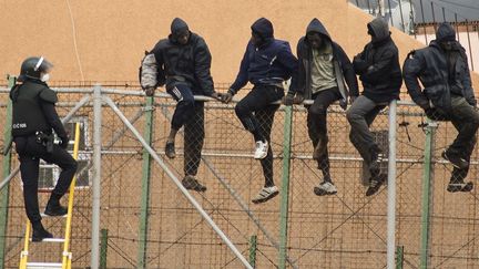 Migrants africains tentant de rejoindre l'enclave espagnole de Melilla au Maroc le 19 fgévrier 2015 (REUTERS/Jesus Blasco de Avellaneda )