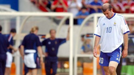 Zinédine Zidane&nbsp;après l'élimination des Bleus&nbsp;lors de la Coupe du monde 2002. (VINCENT YU/AP/SIPA / AP)