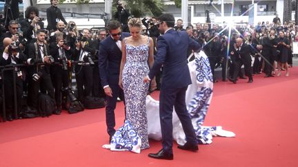 Ce n'est pas une mais deux robes que Sharon Stone révèle devant les objectifs des photographes.&nbsp; (GARETH CATTERMOLE / GETTY IMAGES EUROPE)