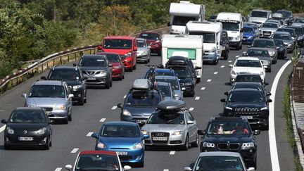 Des automobilistes empruntent l'autoroute A7, le 4 juillet 2015, entre Lyon et Vienne (Rh&ocirc;ne). (PHILIPPE DESMAZES / AFP)