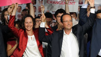 Le 28 ao&ucirc;t 2012, La Rochelle (Charente-Maritime). Sur la sc&egrave;ne au c&ocirc;t&eacute; de son ex-&eacute;pouse S&eacute;gol&egrave;ne Royal (G) &agrave; l'issue de l'universit&eacute; d'&eacute;t&eacute; du Parti socialiste. (JEAN-PIERRE MULLER / AFP)