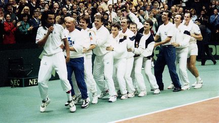 L'équipe de France fête sa victoire&nbsp;en Coupe Davis, en 1991. (MAXPPP)