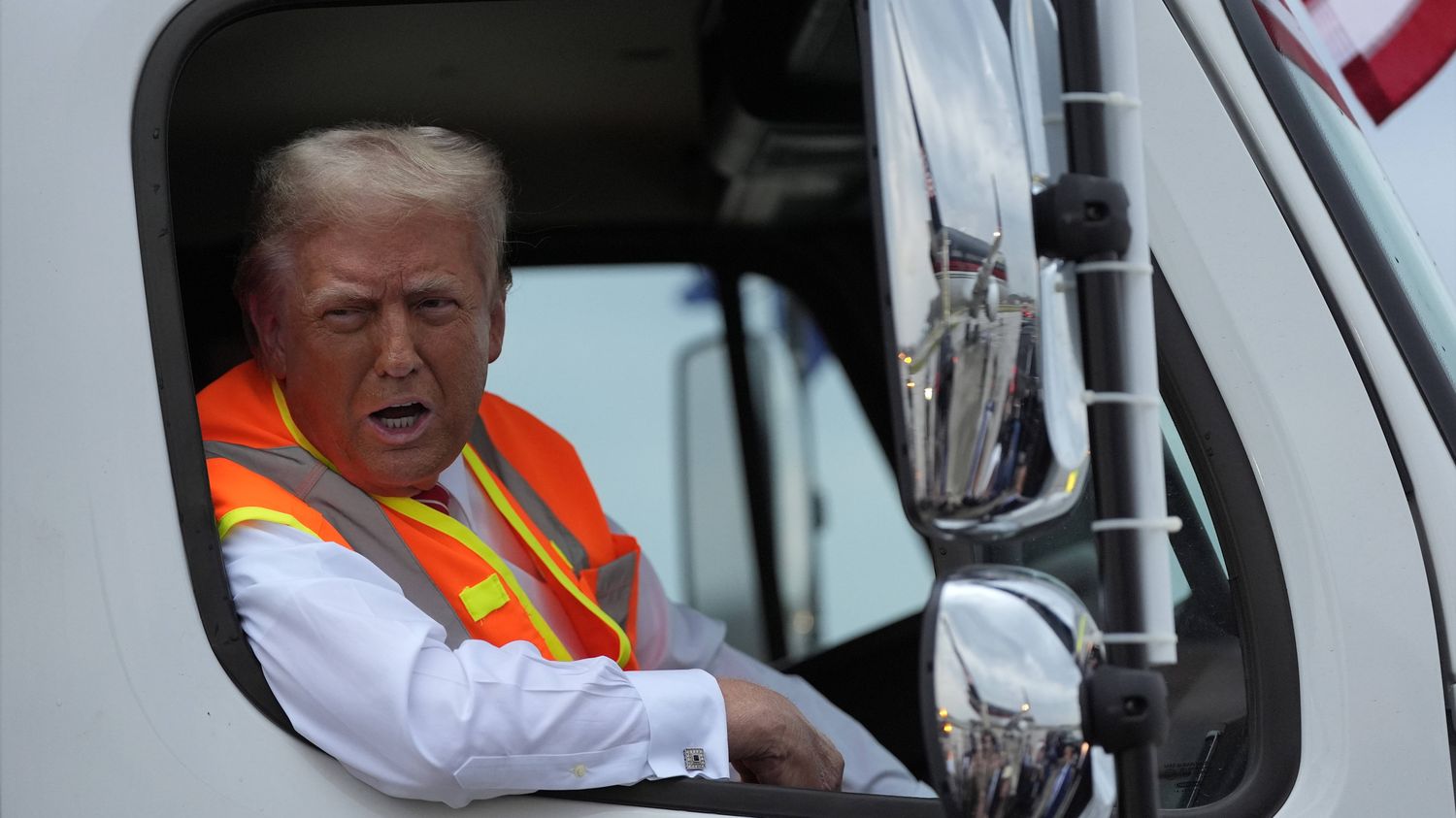 Donald Trump rijdt in een vuilniswagen na de fout van Joe Biden