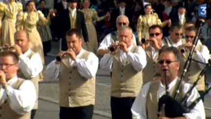 Bagad et cercle de Saint Malo à la Parade de L&#039;Interceltique de Lorient
 (Culturebox)