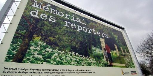 Le Mémorial des Reporters de Bayeux est dédié aux journalistes de guerre et à la liberté de la presse. Unique en Europe, il est constitué d'une promenade paysagère ponctuée de 27 stèles blanches sur lesquelles sont gravées plus de 2 000 noms de journalistes tués à travers le monde depuis 1944 (AFP PHOTO / MYCHELE DANIAU)