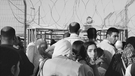 Depuis ses premières séries en 1993 en Auvergne, jusqu'au Moyen-Orient tourmenté, Anne-Marie Filaire observe le paysage dans sa dimension politique et y guette les traces de l'Histoire, autour des problématiques d'espaces "frontières" et de "zones tampons". L'exposition du MuCEM se concentre sur son travail en Israël, en Palestine et au Liban, puis à la frontière jordano-syrienne, au Yémen, et en Erythrée. Du 4 mars au 29 mai 2017. Ici, Anne-Marie Filaire, "Kalandia, Palestine", octobre 2004 – photo
 (Anne-Marie Filaire)