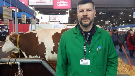 Le vétérinaire&nbsp;bourguignon Édouard Grosbois officie au Salon de l'agriculture 2018 à Paris. (GUILLAUME GAVEN / RADIO FRANCE)