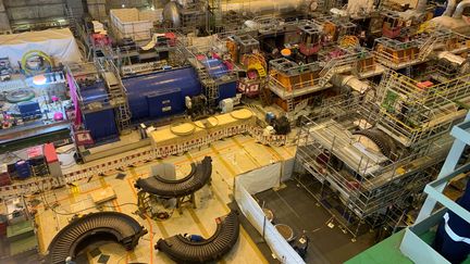 La turbine de la salle des machines de la centrale de Saint-Laurent des eaux (Loir-et-Cher) en démontage, en mars 2023. (GREGOIRE LECALOT / RADIO FRANCE)