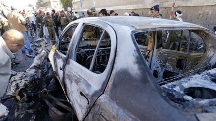 La voiture pi&eacute;g&eacute;e utilis&eacute;e pour perp&eacute;trer l'attentat &agrave; Sanaa, au Y&eacute;men, mercredi 7 janvier 2015. (KHALED ABDULLAH ALI AL MAHDI  / REUTERS)