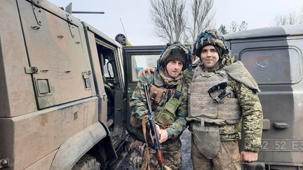 Volodymyr (à droite) et son frère d'arme nous disent que l'armée russe gagne du terrain, autour de Bakhmout. (GILLES GALLINARO / RADIO FRANCE)