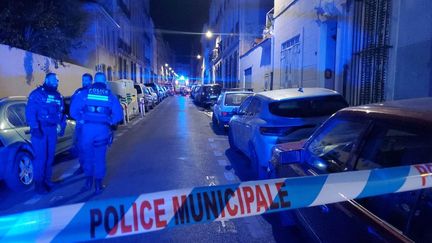 Un immeuble de quatre étages s'est effondré dans la nuit de samedi à dimanche à Marseille. (JULIETTE PIERRON / RADIO FRANCE)