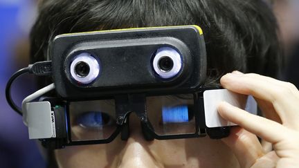 La paire de lunettes pourrait bien être l’objet connecté du futur.&nbsp;Photo d'illustration. (KIMIMASA MAYAMA / EPA)