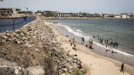 Sous les gravats, la plage Mermoz à Dakar le 27 juin 2020. (JOHN WESSELS / AFP)