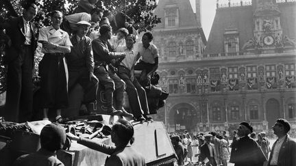 Des Parisiens, accueillant les soldats de la 2e division blindée, devant l'Hôtel de ville de Paris, le 25 août 1944. (- / AFP)