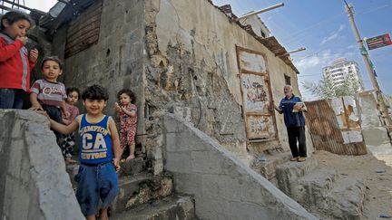 Des enfants palestiniens dans le camps de réfugiés de la ville de Gaza Al-Shati, le 15 mai 2020. (MOHAMMED ABED / AFP)