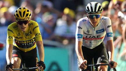 Jonas Vingegaard (Jumbo-Visma) et Tadej Pogacar (UAE) au coude-à-coude dans les Alpes, le 16 juillet 2023. (THOMAS SAMSON / AFP)