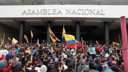 Des manifestants devant le Parlement à Quito en Equateur, le 3 octobre 2019. (CARLOS GARCIA RAWLINS / REUTERS)