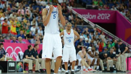 Les basketteurs fran&ccedil;ais Nicolas Batum (&agrave; gauche) et Tony Parker (&agrave; droite), apr&egrave;s leur d&eacute;faite face &agrave; l'Espagne, le 8 ao&ucirc;t 2012 &agrave; Londres. (TIMOTHY A. CLARY / AFP)