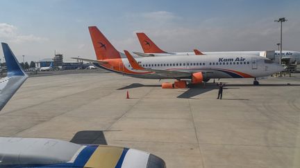 Des avions commerciaux sur le tarmac de l'aéroport de Kaboul, en Afghanistan, le 24 novembre 2021.&nbsp; (HECTOR RETAMAL / AFP)