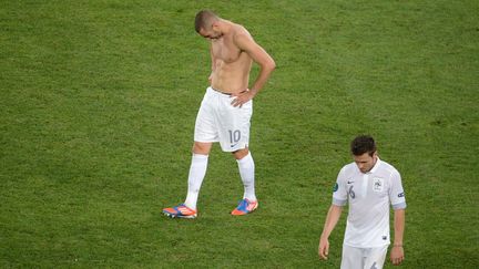 La tristesse de Karim Benzema (G) et Yohan Cabaye apr&egrave;s l'&eacute;limination de l'&eacute;quipe de France contre l'Espagne (0-2), le 23 juin 2012 &agrave; Donetsk.&nbsp; (JEFF PACHOUD / AFP)