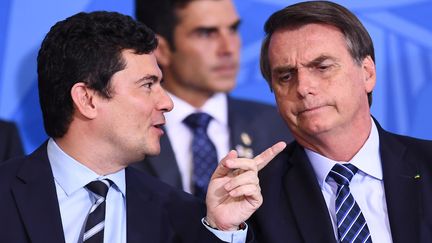 Sergio Moro discute avec Jair Bolsonaro, le 29 août 2019, à Brasilia (Brésil). (EVARISTO SA / AFP)