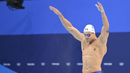 Florent Manaudou au départ du 50 m nage libre, lors des Jeux olympiques de Tokyo. (KEMPINAIRE STEPHANE / AFP)