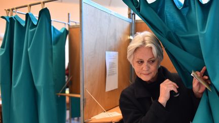 Penelope Fillon vote à Solesme (Sarthe), le 23 avril 2017. (JEAN-FRANCOIS MONIER / AFP)