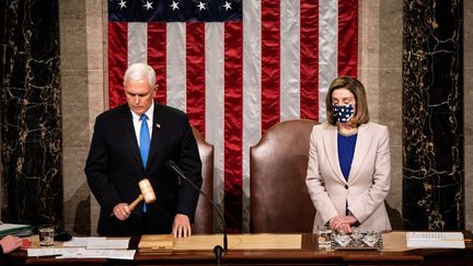 Le vice-président républicain Mike Pence et la représentante démocrate Nancy Pelosi président une session conjointe du Congrès pour certifier l'élection de Joe Biden à la présidence des Etats-Unis, le 6 janvier 2021 à Washington. (ERIN SCHAFF / AFP)