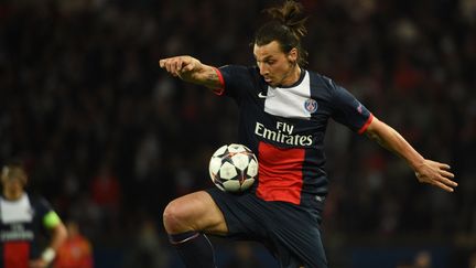 L'attaquant star du PSG, Zlatan Ibrahimovic, le 2 avril 2014 au Parc des Princes, &agrave; Paris. (MARTIN BUREAU / AFP)