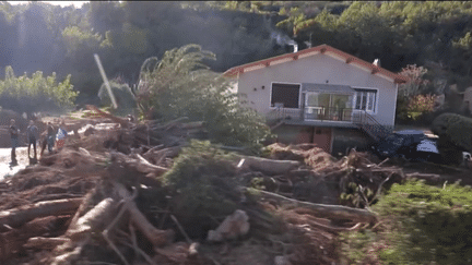 Intempéries : les habitants s'entraident pour s'en sortir après les inondations (Franceinfo)