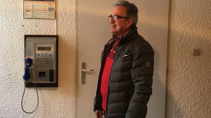 Le maire de Ceillac (Hautes-Alpes), Christian Grossan, se bat pour garder sa cabine téléphonique au 1er janvier 2018. (ADRIEN BERIA / RADIO FRANCE)